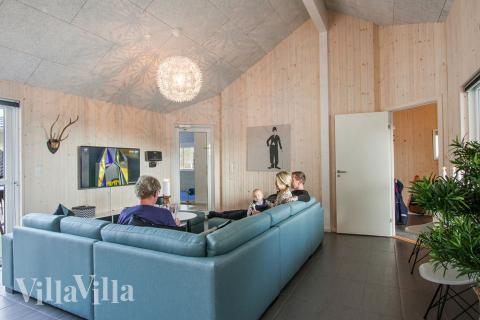 Det stora ljusa vardagsrummet i lyxstuga nr 335 för 24.