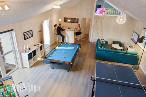 Lyxstuga 335 för 24 personer har ett stort aktivitetsrum med bl.a. biljard och dart