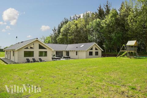 Den tjusiga sommarstugan nr 335 med gott om plats för upp till 24 personer