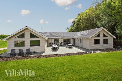 Denna stora lyxstuga på Djursland ligger nära den barnvänliga stranden i Fjellerup, Djursland Sommerland och Randers regnskog