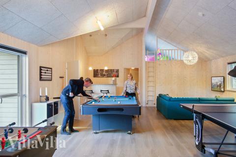 Förutom de många timmar som du kan tillbringa i stugans poolavdelning erbjuder lyxstuga 335 även biljard, bordtennis och dart