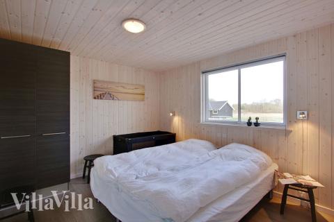 Ett av de 9 utmärkta sovrummen i lyxstuga nr 335 i Østjylland.