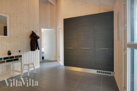 Den rymliga entrén i lyxstuga nr 335 i Østjylland