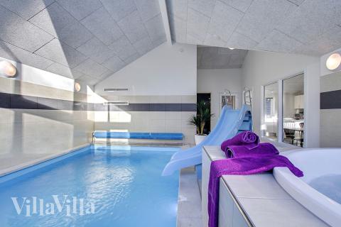 Sommarstuga 337 är inredd med en smakfull poolavdelning som har vattenrutschbana, ett stort inbyggt spapad och bastu