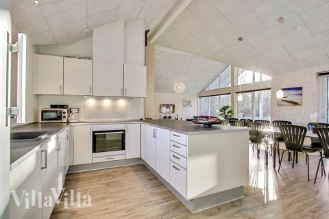 Köket i lyxstuga nr 337 är utrustat så att ni kan laga mat till 16 personer.