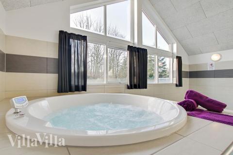 Njut av spabadets värme i lyxstuga nr 337 i Fyn och öar