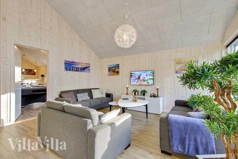 Det stora ljusa vardagsrummet i lyxstuga nr 337 för 16.