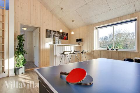 Förutom de många timmar som du kan tillbringa i stugans poolavdelning erbjuder lyxstuga 337 även biljard, bordtennis och dart