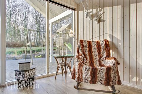 Vardagsrummet i lyxstuga nr. 337 har plats för 16 personer.