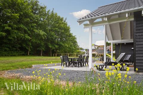 Lyxstuga nr 337 har en härlig terrass med sköna trädgårdsmöbler för 16 personer.