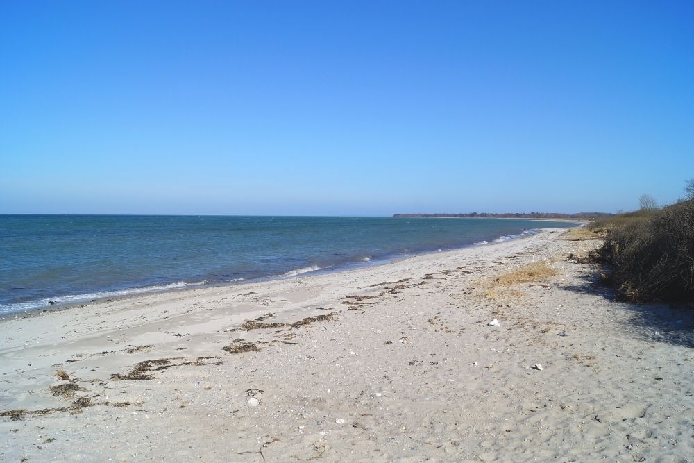 Stranden i närheten av lyxhus 338.
