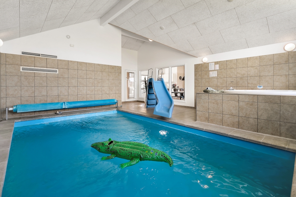 Den härliga poolen i lyxstuga nr 338 för 16 personer