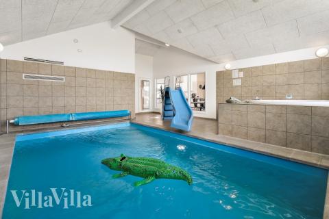 Den härliga poolen i lyxstuga nr 338 för 16 personer