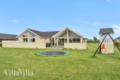 I Fyn och öar ligger detta vackra poolhus nr 338 med plats för 16 personer.