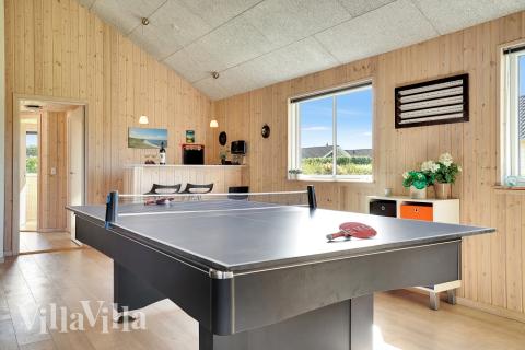 Aktivitetsrum i lyxstuga nr 338 med 6 sovrum och plats för 16 personer.