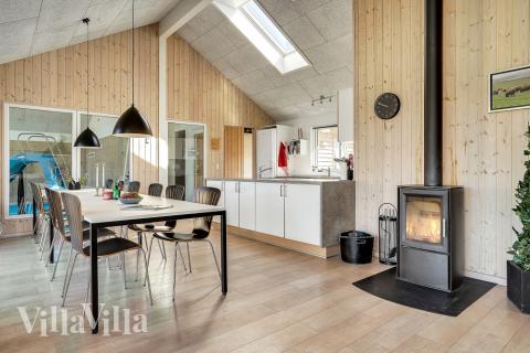 Det stora ljusa vardagsrummet i lyxstuga nr 338 för 16.