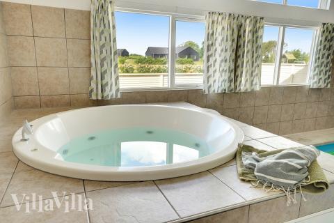 Njut av spabadets värme i lyxstuga nr 338 i Fyn och öar