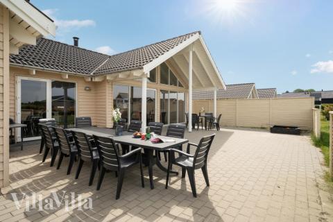 Njut av en grillkväll på terrassen i lyxstuga nr 338 i Fyn och öar