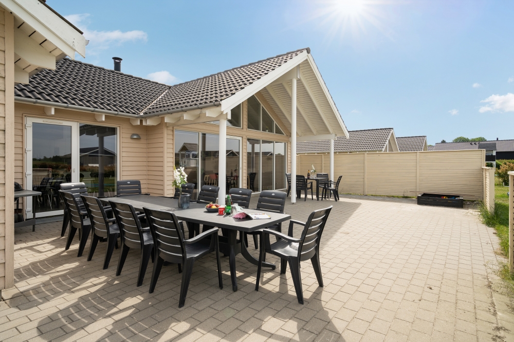 Njut av en grillkväll på terrassen i lyxstuga nr 338 i Fyn och öar