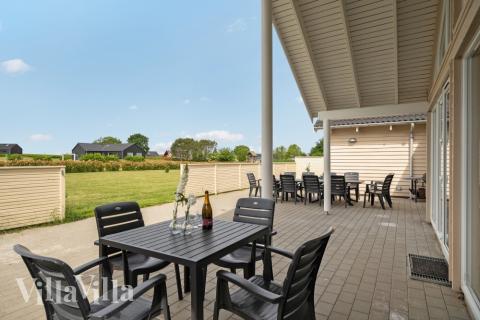 På terrassen i sommarhus nr 338 finns det plats för upp till 16 gäster.