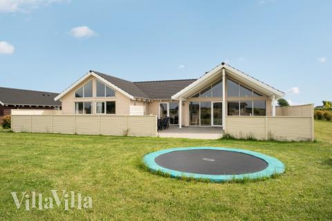 Den tjusiga sommarstugan nr 338 med gott om plats för upp till 16 personer