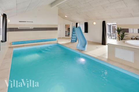 Sommarstuga 340 är inredd med en smakfull poolavdelning som har vattenrutschbana, ett stort inbyggt spapad och bastu