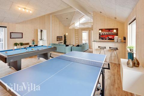 Förutom de många timmar som du kan tillbringa i stugans poolavdelning erbjuder lyxstuga 340 även biljard, bordtennis och dart