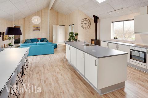 Det stora ljusa vardagsrummet i lyxstuga nr 340 för 22.