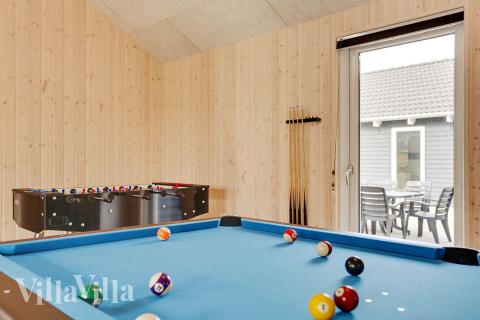 Lyxstuga 340 för 22 personer har ett stort aktivitetsrum med bl.a. biljard och dart