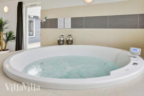 Njut av spabadets värme i lyxstuga nr 340 i Fyn och öar