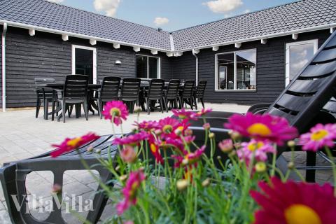 Njut av en grillkväll på terrassen i lyxstuga nr 340 i Fyn och öar