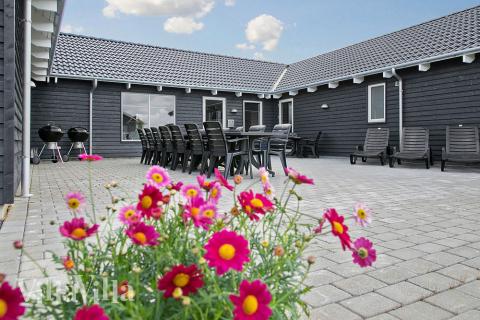 Lyxstuga nr 340 har en härlig terrass med sköna trädgårdsmöbler för 22 personer.