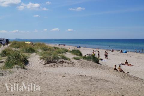 Stranden i närheten av lyxhus 339.