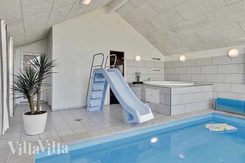 Sommarstuga 341 är inredd med en smakfull poolavdelning som har vattenrutschbana, ett stort inbyggt spapad och bastu