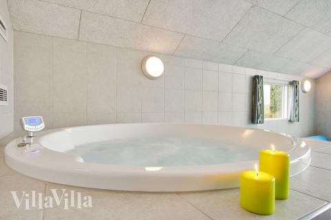 Njut av spabadets värme i lyxstuga nr 341 i Fyn och öar