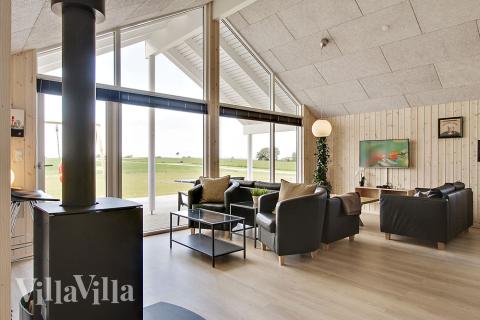 Det stora ljusa vardagsrummet i lyxstuga nr 341 för 14.