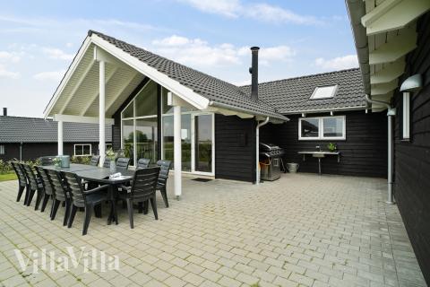 Njut av en grillkväll på terrassen i lyxstuga nr 341 i Fyn och öar