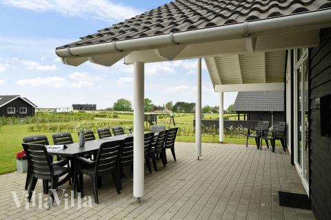 Lyxstuga nr 341 har en härlig terrass med sköna trädgårdsmöbler för 14 personer.