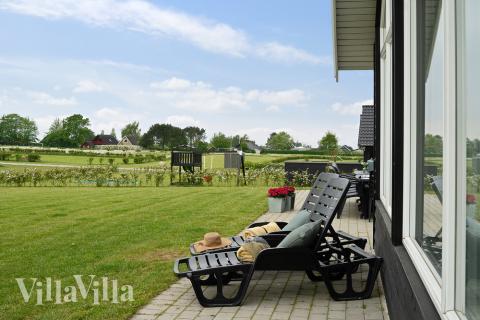 På terrassen i sommarhus nr 341 finns det plats för upp till 14 gäster.