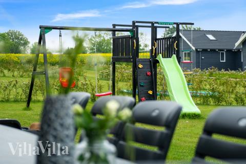 Till den trevliga sommarstugan nr 341 i Fyn och öar erbjuds en mängd utomhusaktiviteter, t.ex. lektorn och gungor