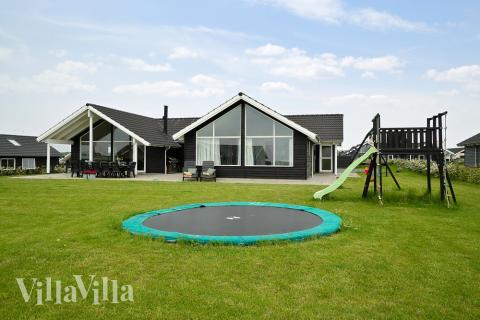 Den praktfulla poolstugan nr 341 med plats för 14 personer ligger i Fyn och öar