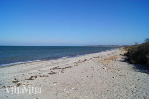 Stranden i närheten av lyxhus 341.