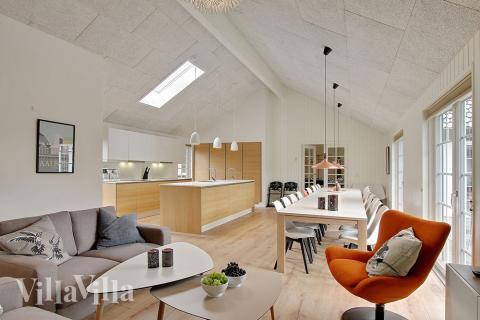 Vardagsrummet i lyxstuga nr. 342 har plats för 24 personer.