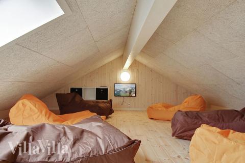 Några av de 24 sovplatserna finns på loftet i lyxstuga nr 342