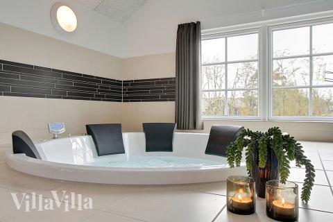 Njut av spabadets värme i lyxstuga nr 342 i Vestjylland