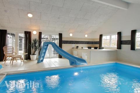 Sommarstuga 342 är inredd med en smakfull poolavdelning som har vattenrutschbana, ett stort inbyggt spapad och bastu