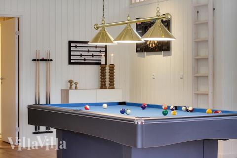 Lyxstuga 342 för 24 personer har ett stort aktivitetsrum med bl.a. biljard och dart