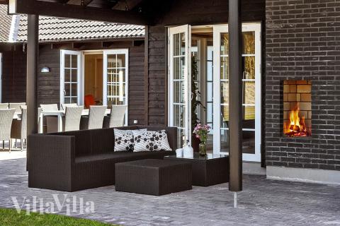 På terrassen i sommarhus nr 342 finns det plats för upp till 24 gäster.