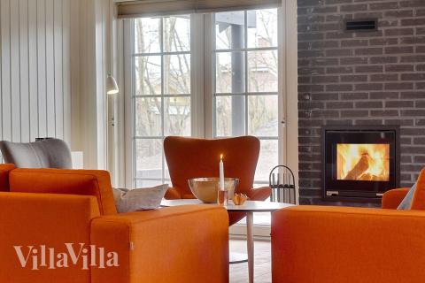 Det stora ljusa vardagsrummet i lyxstuga nr 342 för 24.