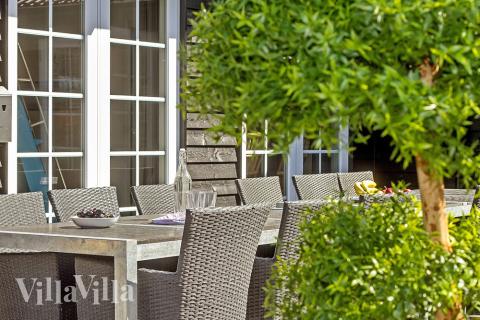 Njut av en grillkväll på terrassen i lyxstuga nr 342 i Vestjylland